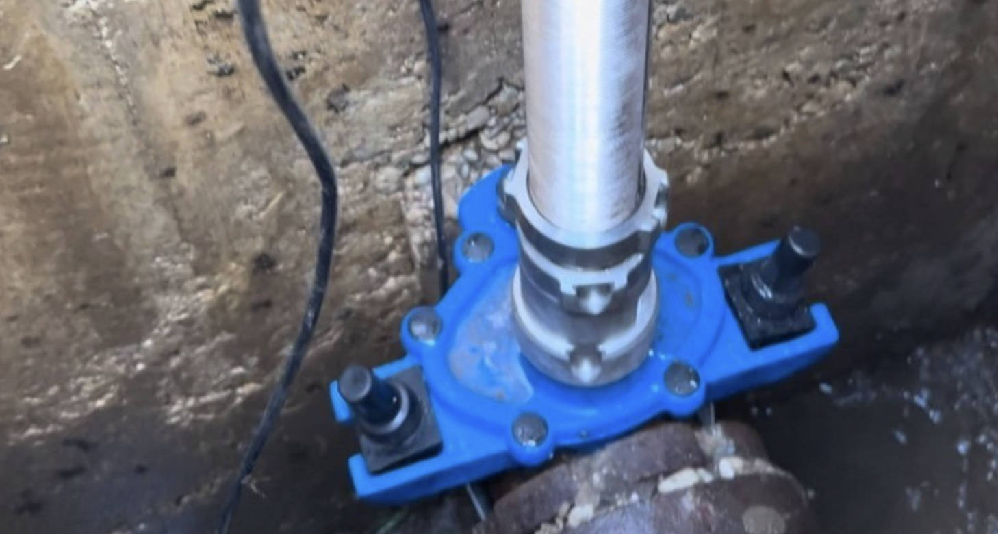AQ Web platform showing AQ Flow sensor DN100 installation with flow data graph in Baden-Württemberg Germany